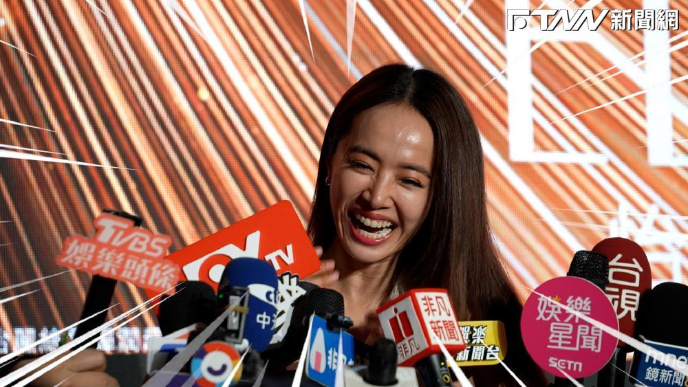 影/蔡依林和記者抬槓 笑到摀臉消失鏡頭前