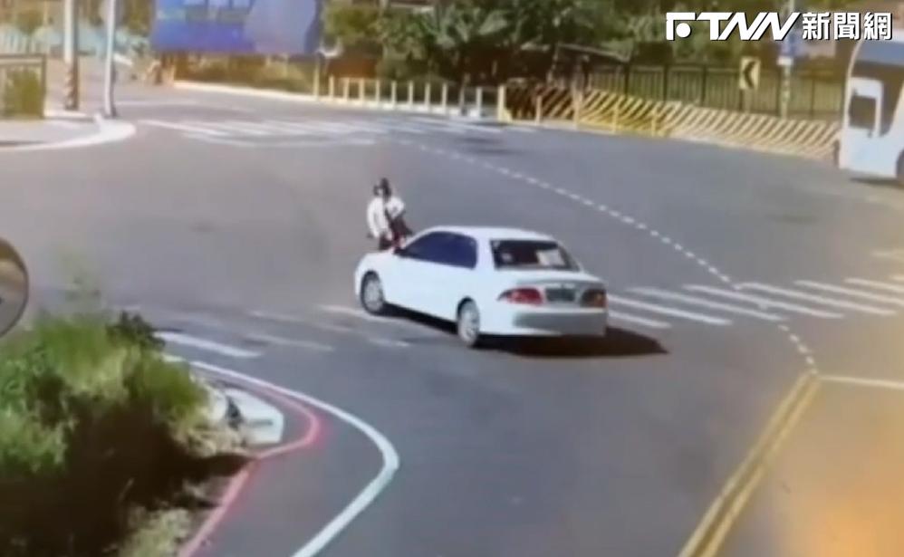 桃園23歲女車禍亡!爸爸「1年前」才遭賓士撞死 母忍痛獨身料理後事