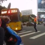 影/台中公車未禮讓行人 義交急吹哨、民眾險被撞