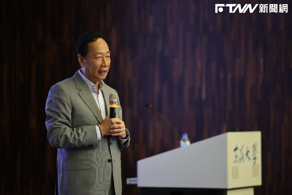 郭台銘南下屏東向大火罹難者致哀　永齡基金會捐3600萬慰助金