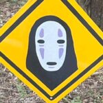 网友晒路边奇葩标识《千与千寻》无脸怪 意义不简单