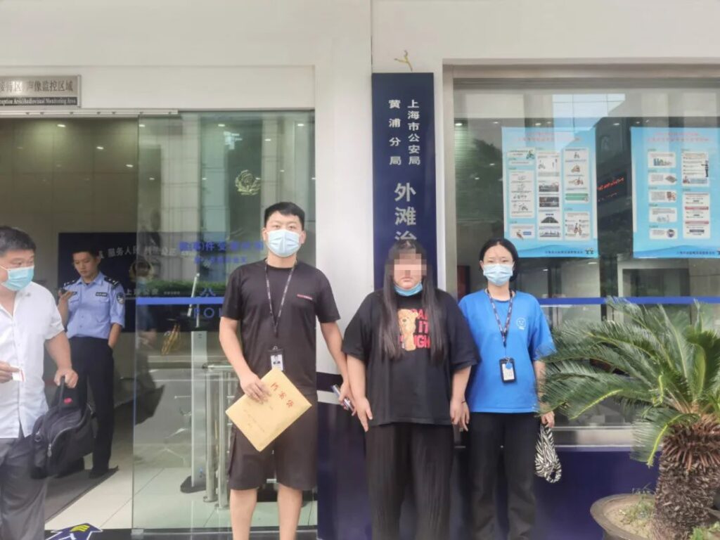 19岁大学生网恋美女游戏主播被骗318万：发现女神近200斤