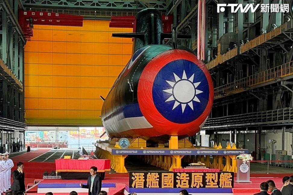 首艘國造潛艦「覆蓋國旗」竟掩蓋秘密!「下水」也非真的泡水
