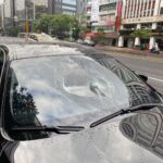 情敵巧遇分外眼紅！　男一拳擊破女友前任「瑪莎拉蒂擋風玻璃」