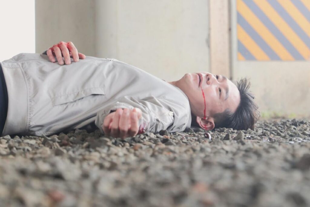 男星領便當掀收視高峰！曝演「死人」險窒息　回憶戲拍到情緒潰堤