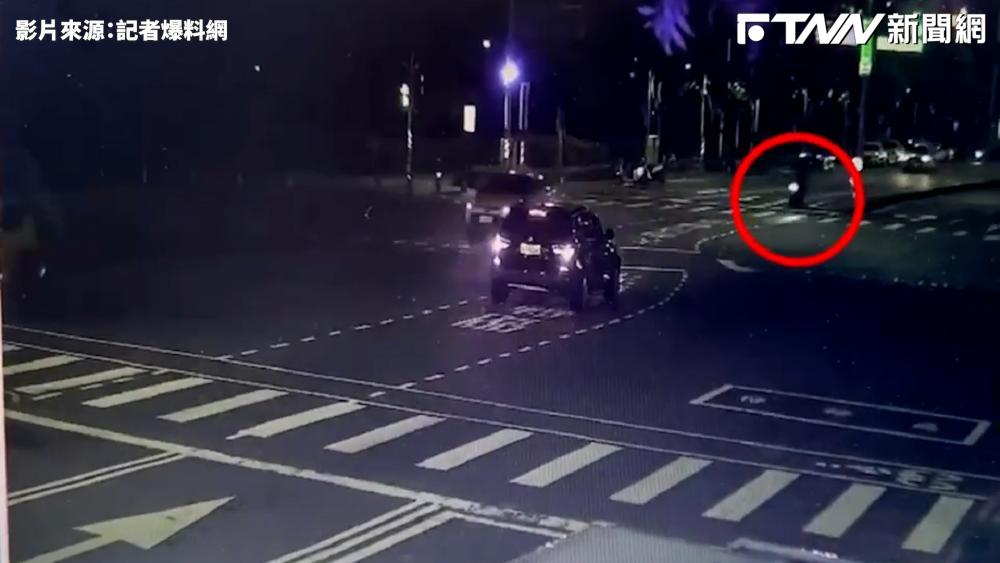 影／19歲士兵騎車違規左轉遭撞飛　後座男大生送醫命危