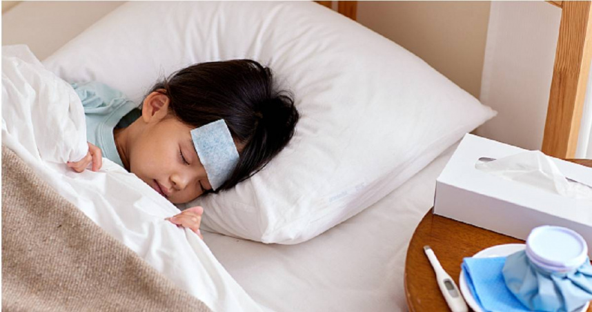 3歲童高燒不退「吃抗生素沒效」!醫一驗驚呆:同時感染細菌、病毒
