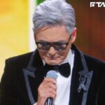 周潤發睽違7年再踏MAMA舞台!滿頭白髮頒壓軸大獎 帶「全場默哀1分鐘」悼香港宏福苑罹難者
